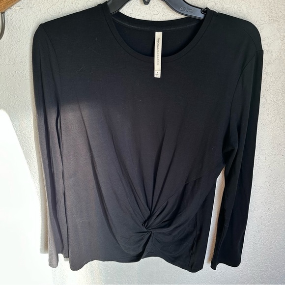 Aritzia Tops - Aritzia Babaton Adam long sleeve twist front top